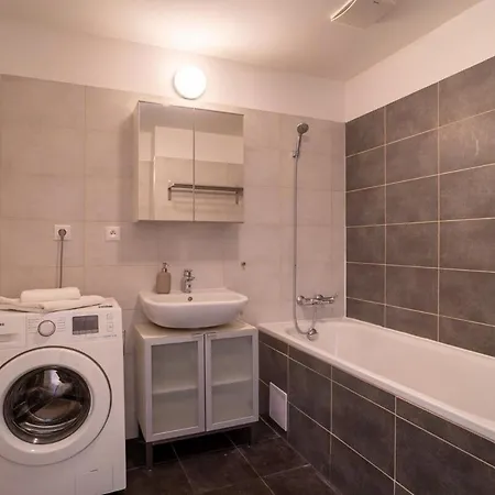 Chic Urban 1br And Easy Parking Apartment Pressburg